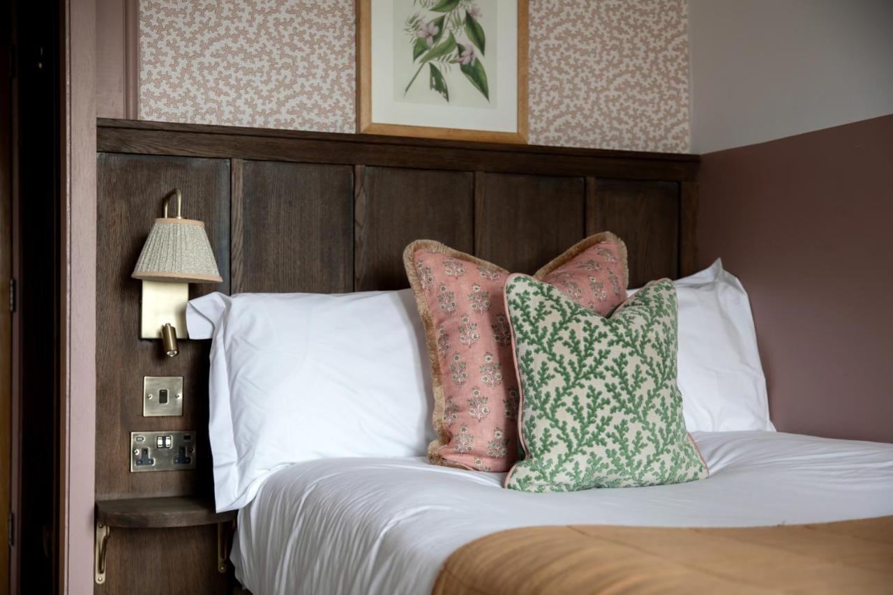 Worplesdon Place Hotel ギルフォード エクステリア 写真