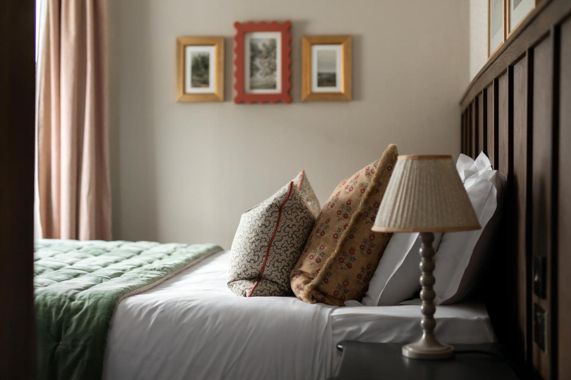Worplesdon Place Hotel ギルフォード エクステリア 写真