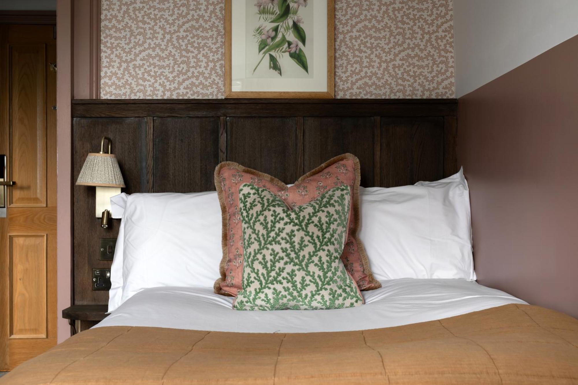 Worplesdon Place Hotel ギルフォード エクステリア 写真