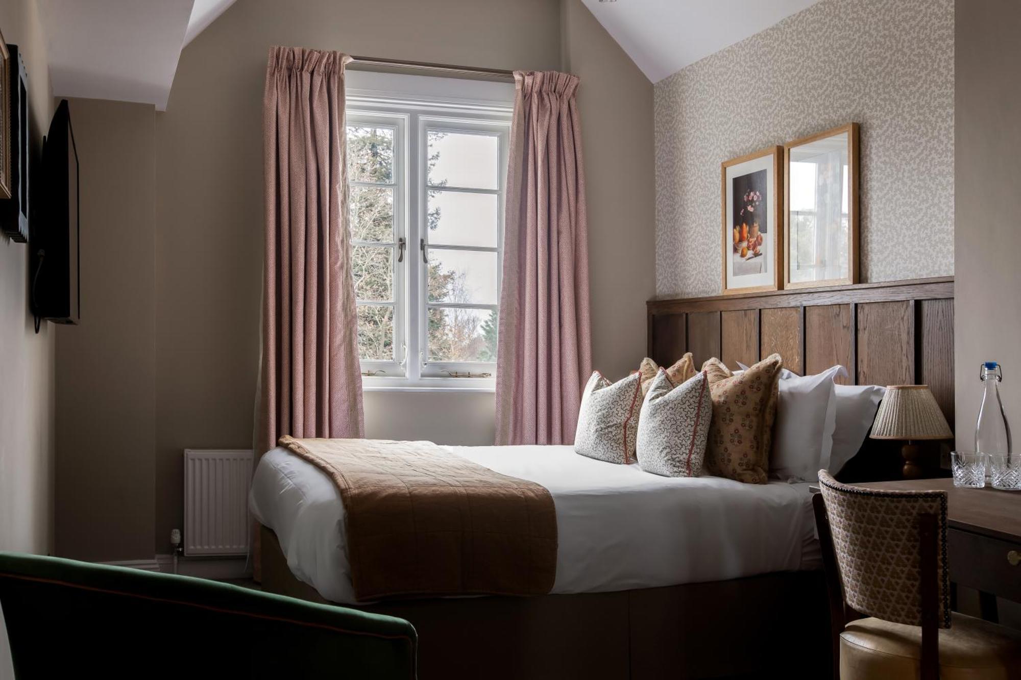 Worplesdon Place Hotel ギルフォード エクステリア 写真