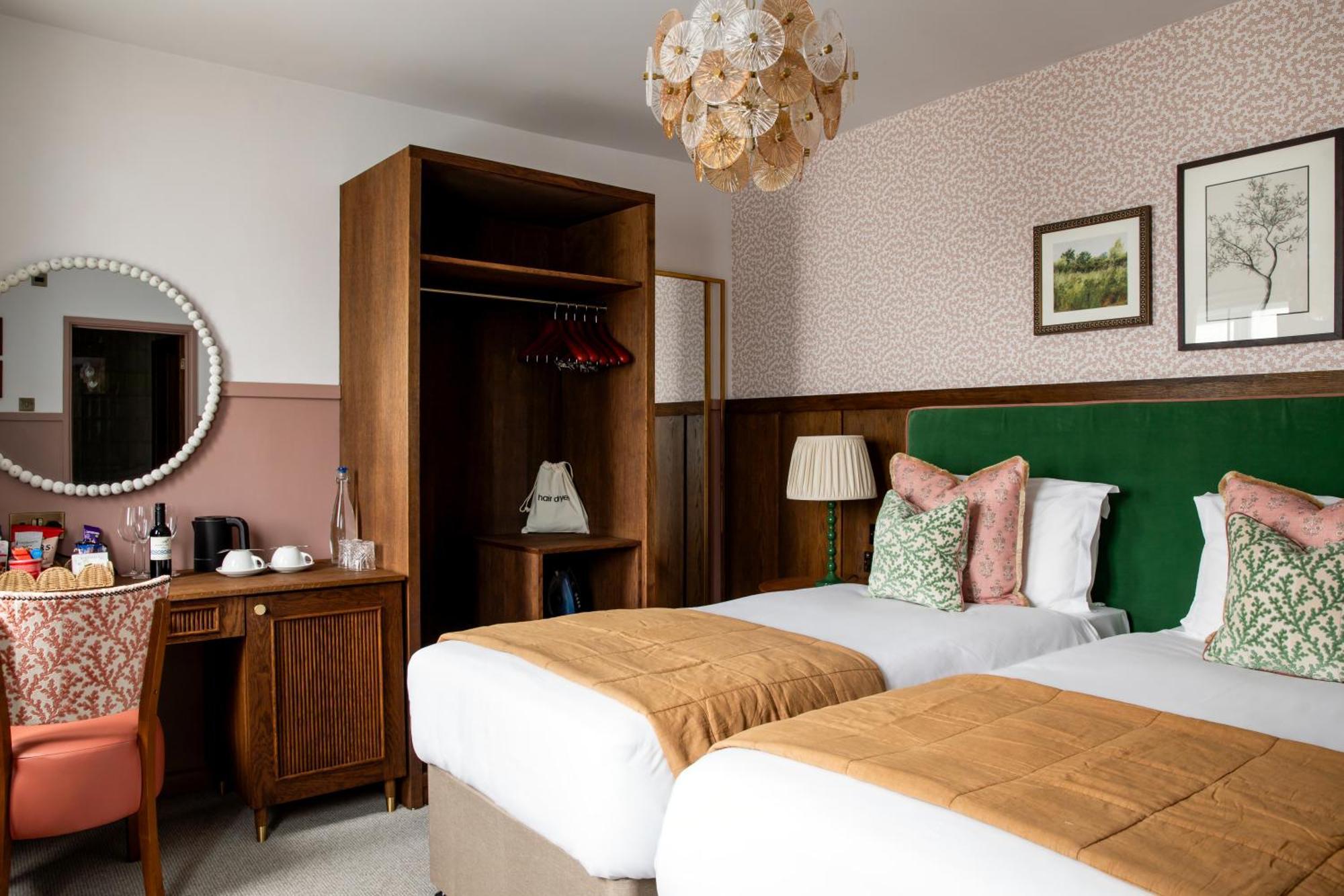 Worplesdon Place Hotel ギルフォード エクステリア 写真
