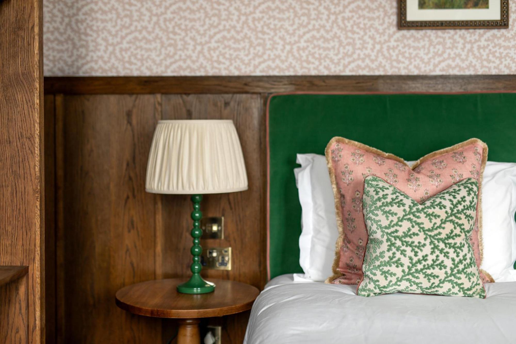 Worplesdon Place Hotel ギルフォード エクステリア 写真
