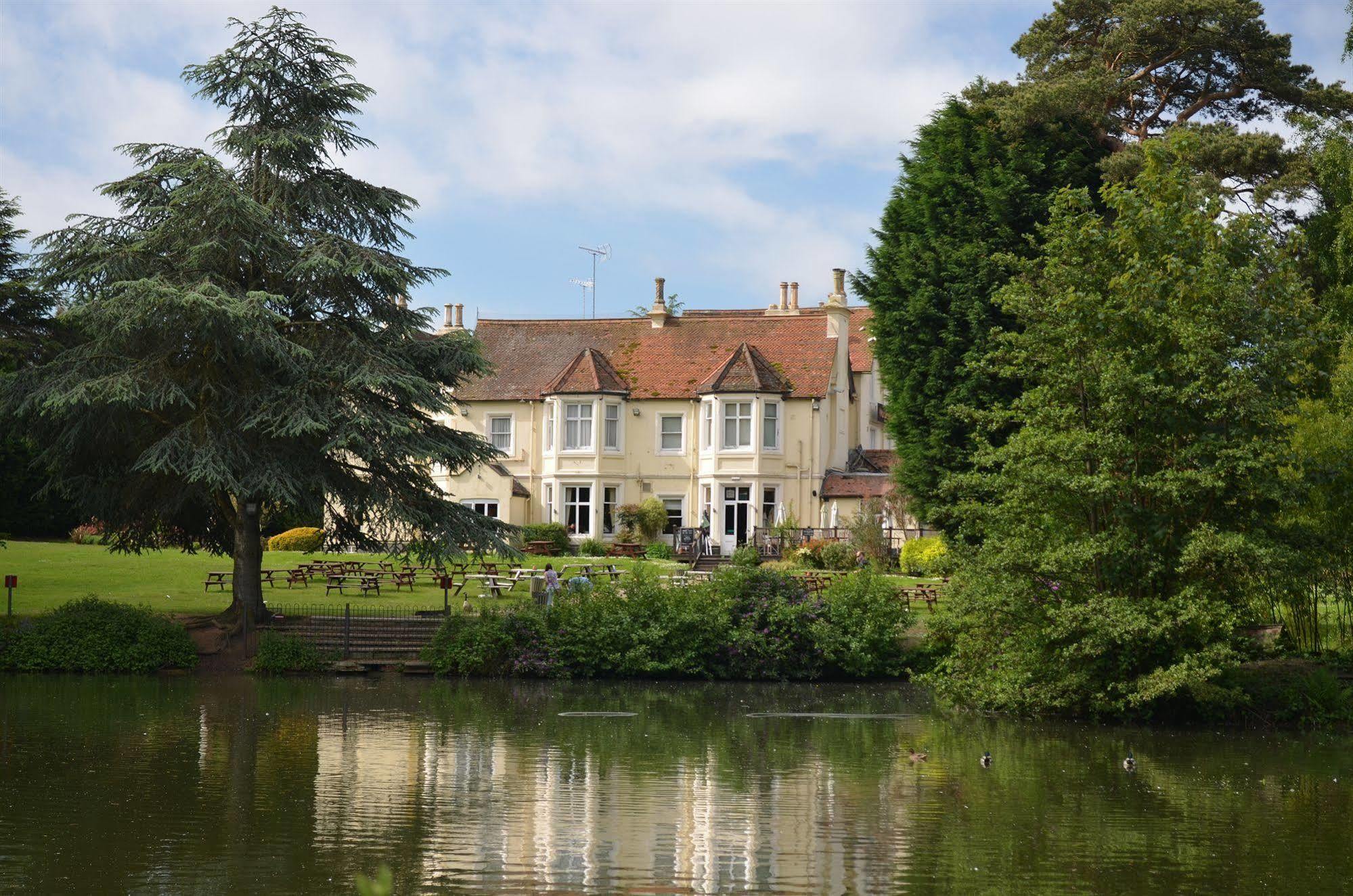 Worplesdon Place Hotel ギルフォード エクステリア 写真