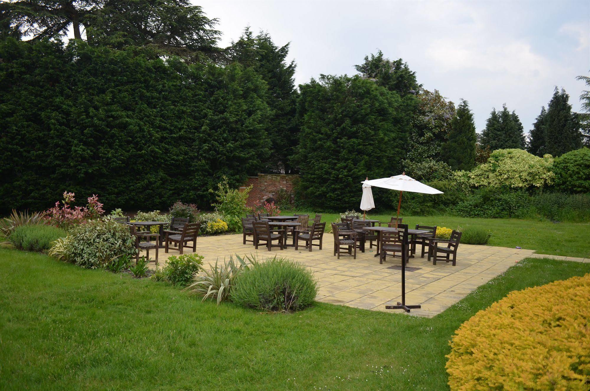 Worplesdon Place Hotel ギルフォード エクステリア 写真