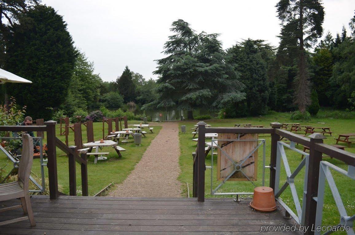 Worplesdon Place Hotel ギルフォード エクステリア 写真